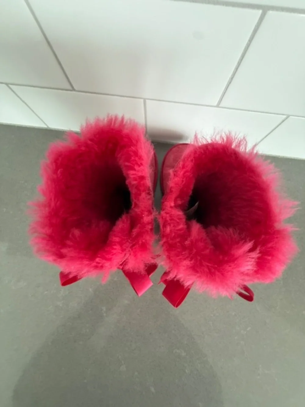 Kids UGG Bailey Bow Pink Toddler Size 11 Suede Sheepskin Winter Warm Boots